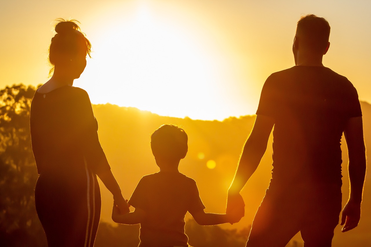 familia viendo un atardecer con Alcossebre